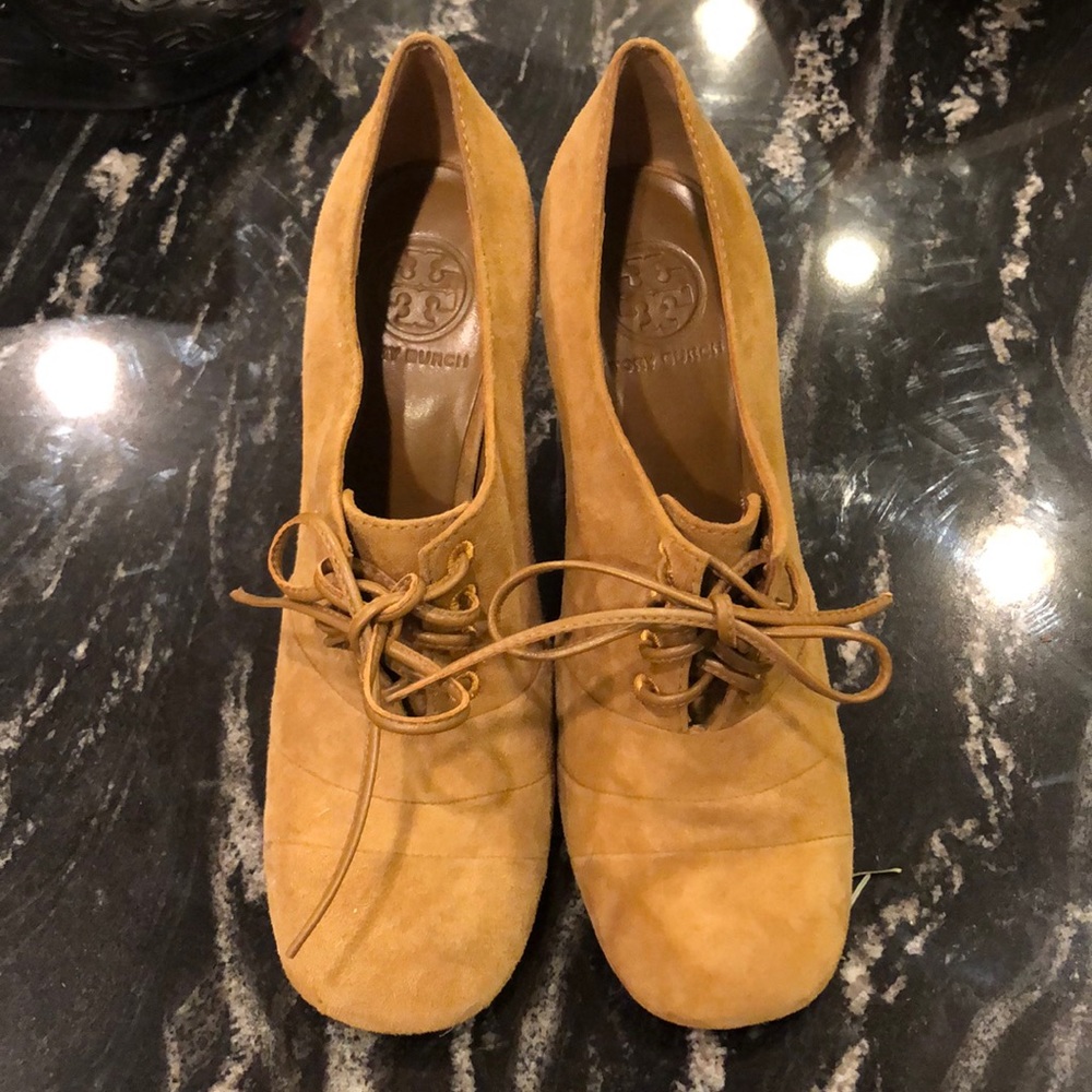 Shoes with leather shoe strings